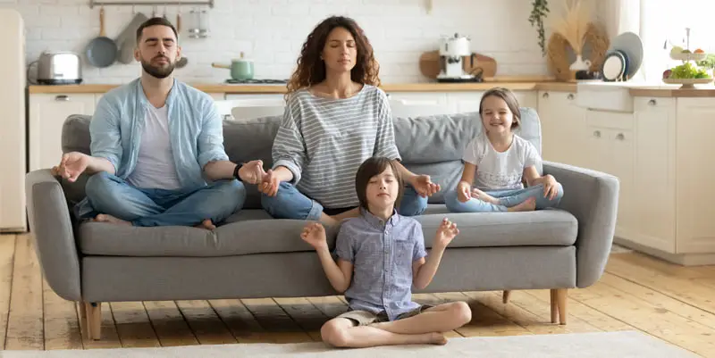 Familia meditando, la tranquilidad de contar con la cobertura responsabilidad civil en el seguro de hogar
