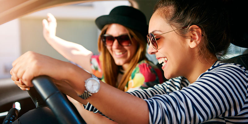 Mujeres disfrutando despreocupadas por tener seguro de Coche a Todo Riesgo Sin Franquicia
