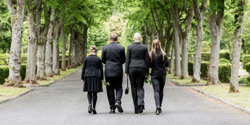 Familia de luto, prestación del servicio fúnebre