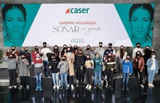 La embajadora Caser Garbiñe Muguruza comparte su trayectoria con niños y adolescentes