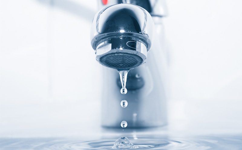 Grifo goteando artículo Cómo evitar inundaciones y daños por agua en casa