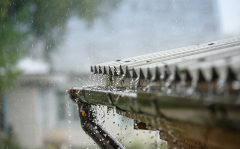 Tejado de casa con lluvia artículo Cómo evitar inundaciones y daños por agua en casa