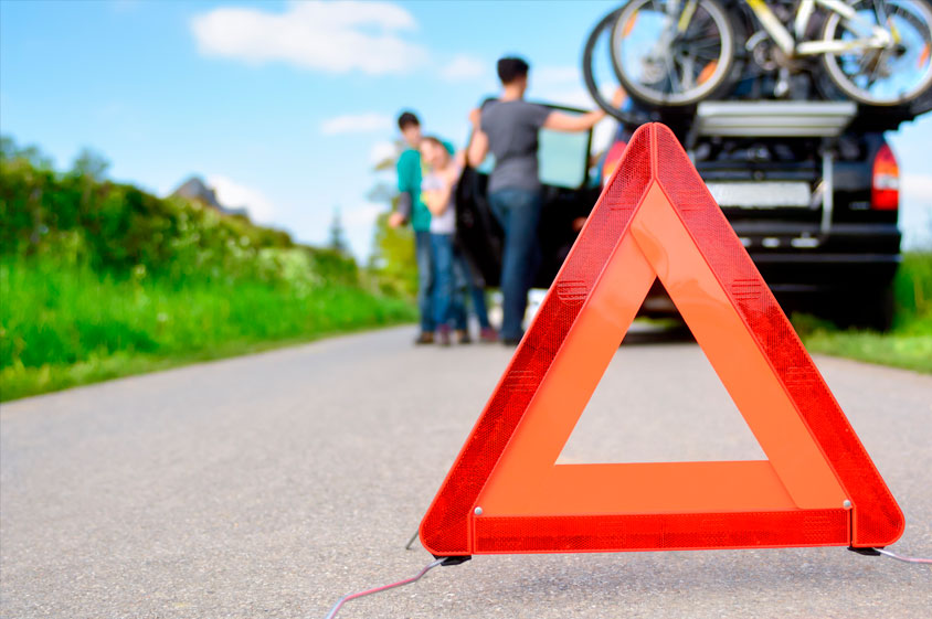 triángulo en carretera artículo ¿Qué cubre el seguro de coche a todo riesgo?