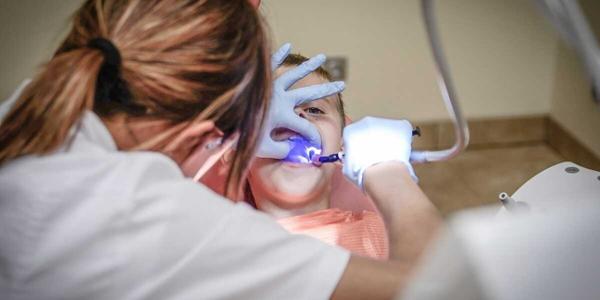 ¿El seguro dental cubre tratamientos en los que se requiera de un anestesista?