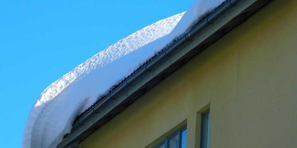 seguro de hogar daños por nieve en el tejado